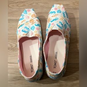Like new sea shells themed TOMS Women's, Alpargata Paper Source Slip-On size 8.5